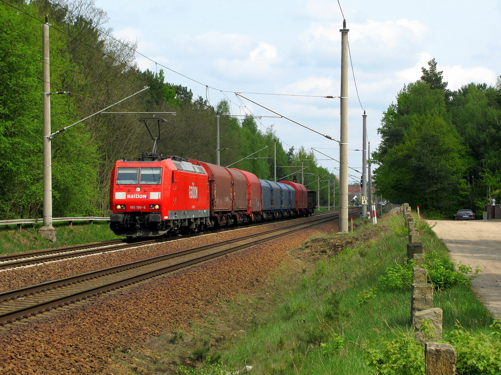 185 190-6 mit einem beschaulichem Feiertagsg�terzug (Seddin - Ziltendorf) am 2.Mai Richtung S�den durch Bestensee.