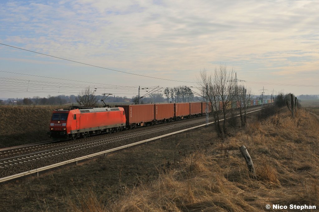 185 194-8 war mit einem Containerzug an die Nordsee unterwegs,hier am B� 72 bei Priort (24.02.11)