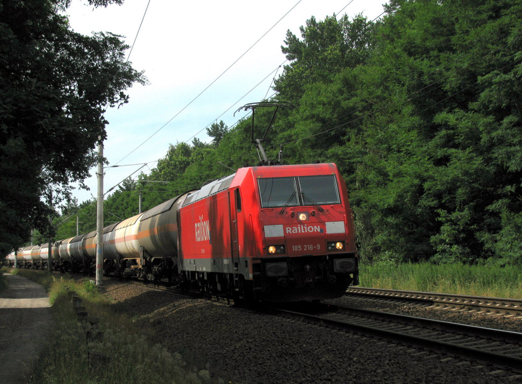 185 216-9 mit einem Gaskesselwagenganzzug bei der Durchreise durch Bestensee am 15.07.