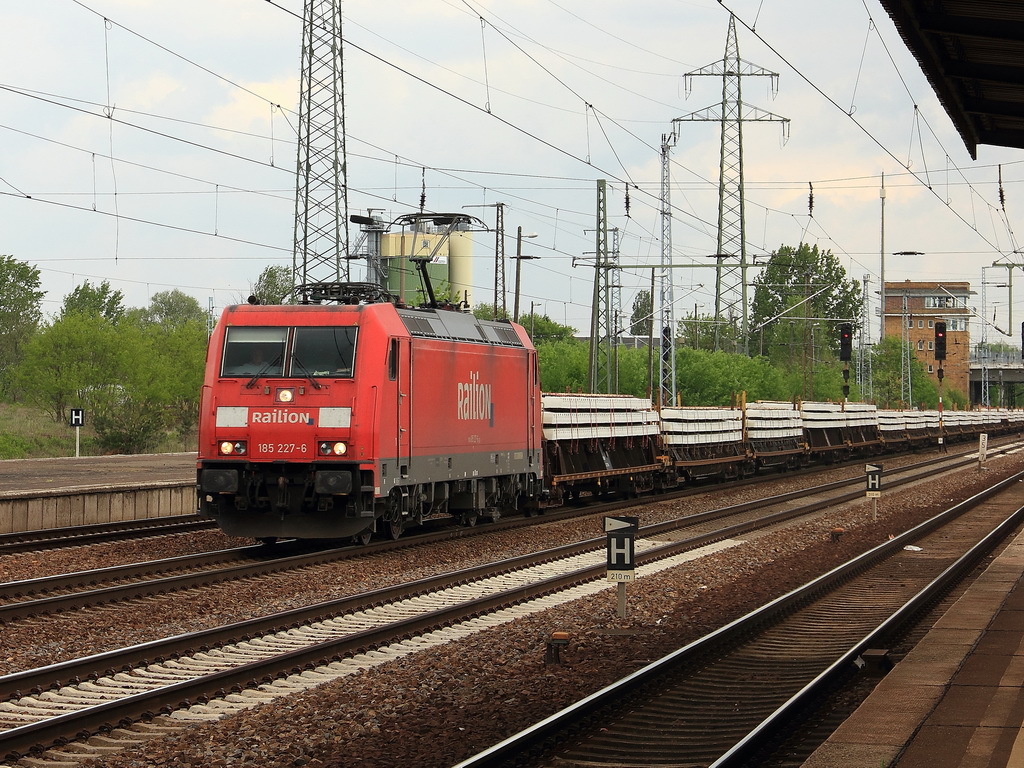 185 227-6 durchf�hrt am 04. Mai 2011 mit einem G�terzug den Bahnhof Berlin Sch�nefeld Flughafen. 