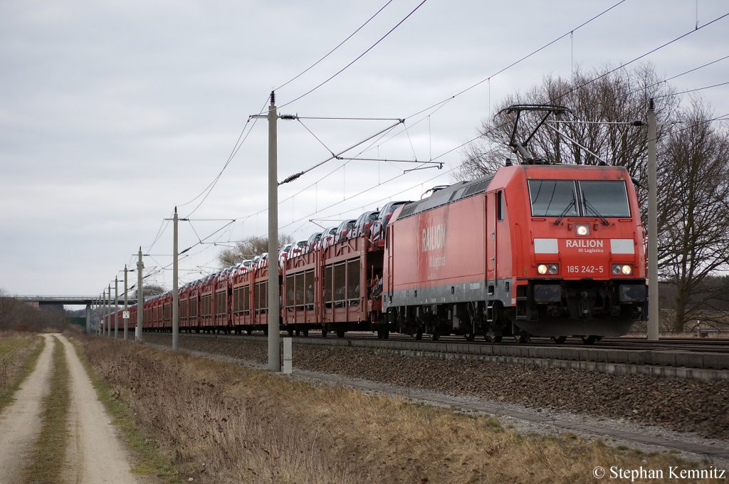 185 242-5 mit dem Opel Astra Autozug zwischen Gro�wudicke und Rathenow in Richtung Stendal unterwegs. 28.03.2011