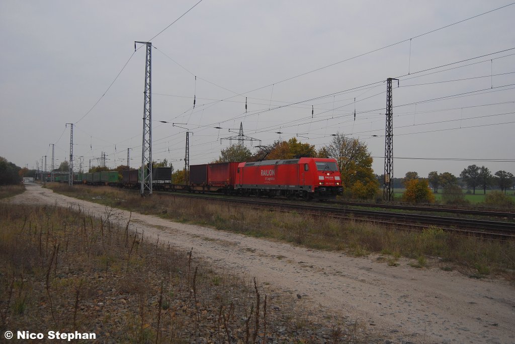 185 245-8 hatte einen Hangartnerzug zu ziehen und war hier auf Falschfahrt durch Saarmund unterwegs (20.10.09)