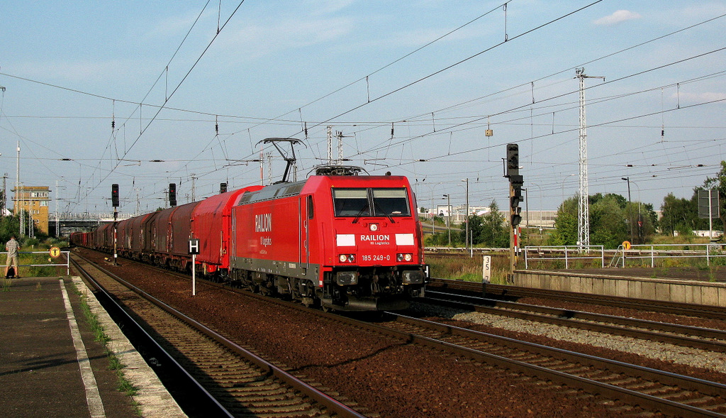 185 249-0 mit einem gemischten G�terzug am 17.08.2009 durch Berlin Sch�nefeld Flughafen.