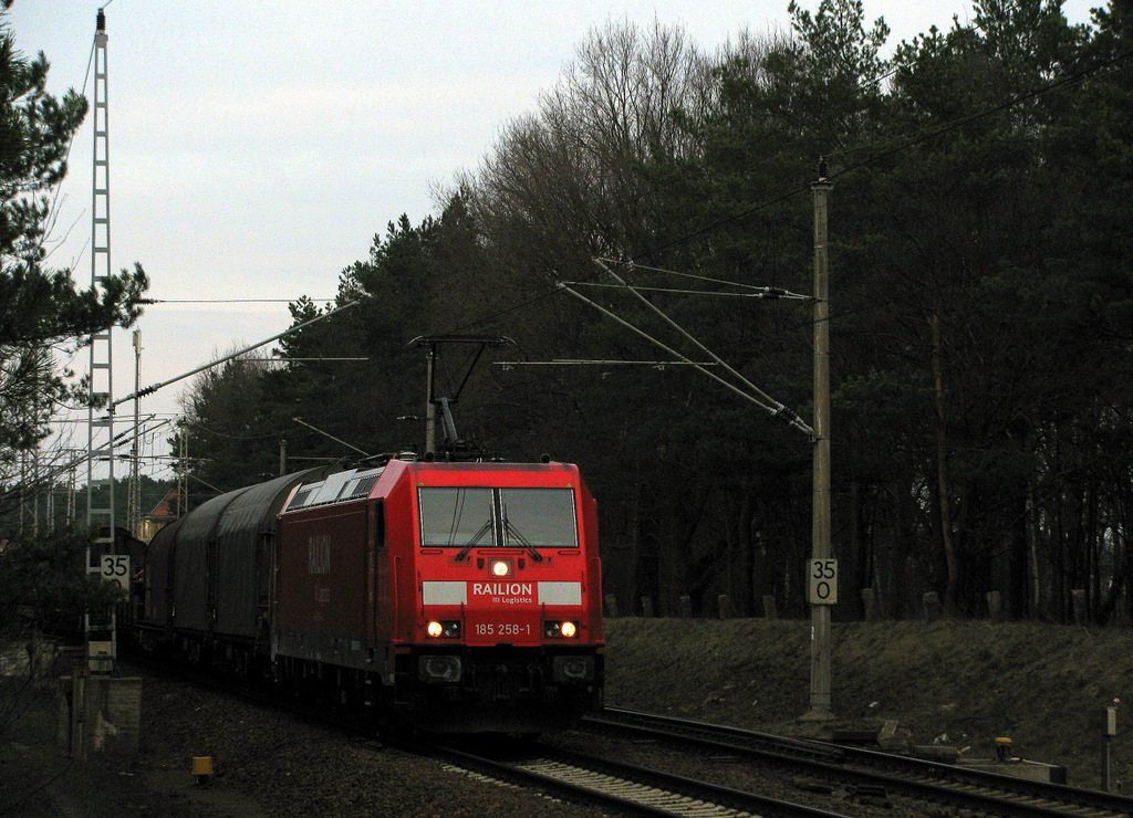 185 258-1 mit einem langen gemischten G�terzug am 30.03. durch Bestensee Richtung L�bbenau.