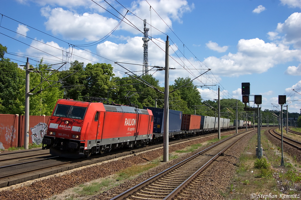 185 271-4 DB Schenker Rail Deutschland AG mit einem Containerzug in Rathenow. Nach der �berholung von zwei ICE´s und dem Rheingold Leerzug, ging die Fahrt in Richtung Stendal weiter. 28.05.2012
