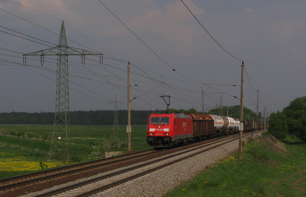 185 274-8 mit gemischten G�terzug Richtung Saarmund durch Nudow kurz vor dem gro�en Schauer. 29.04.2011