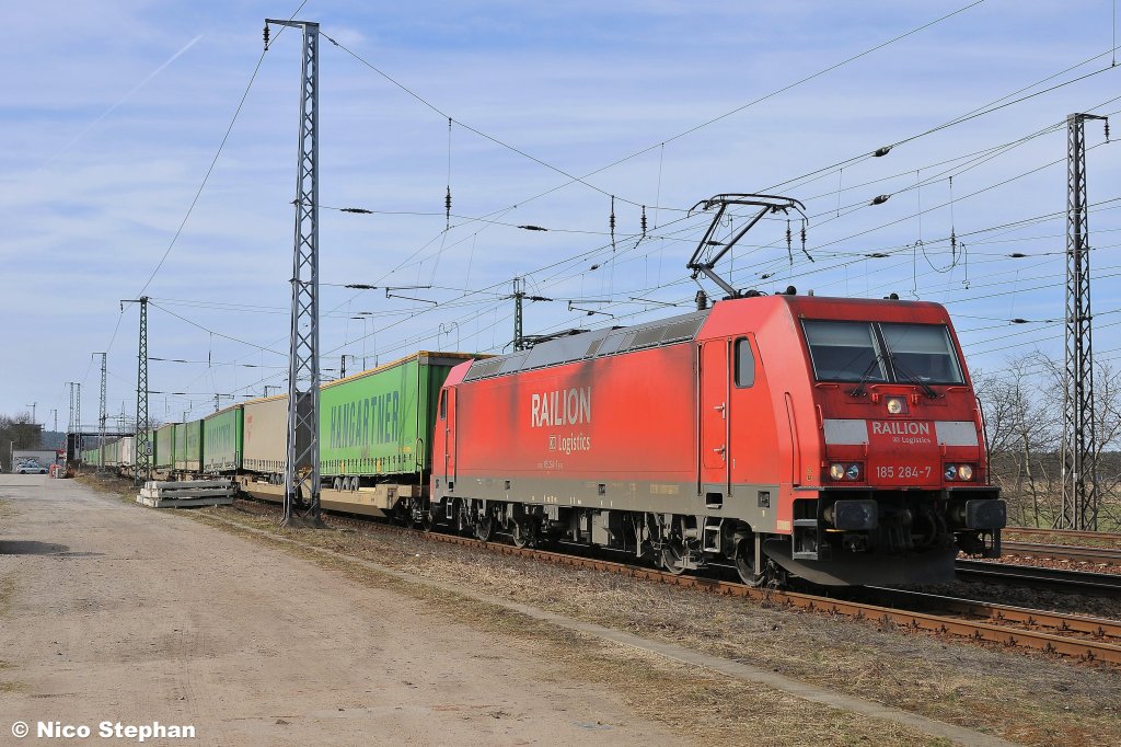 185 284-7 war mit ihrem Hangartnerzug von der Ostsee gen S�ddeutschland unterwegs,als sie Saarmund passierte (23.03.11)