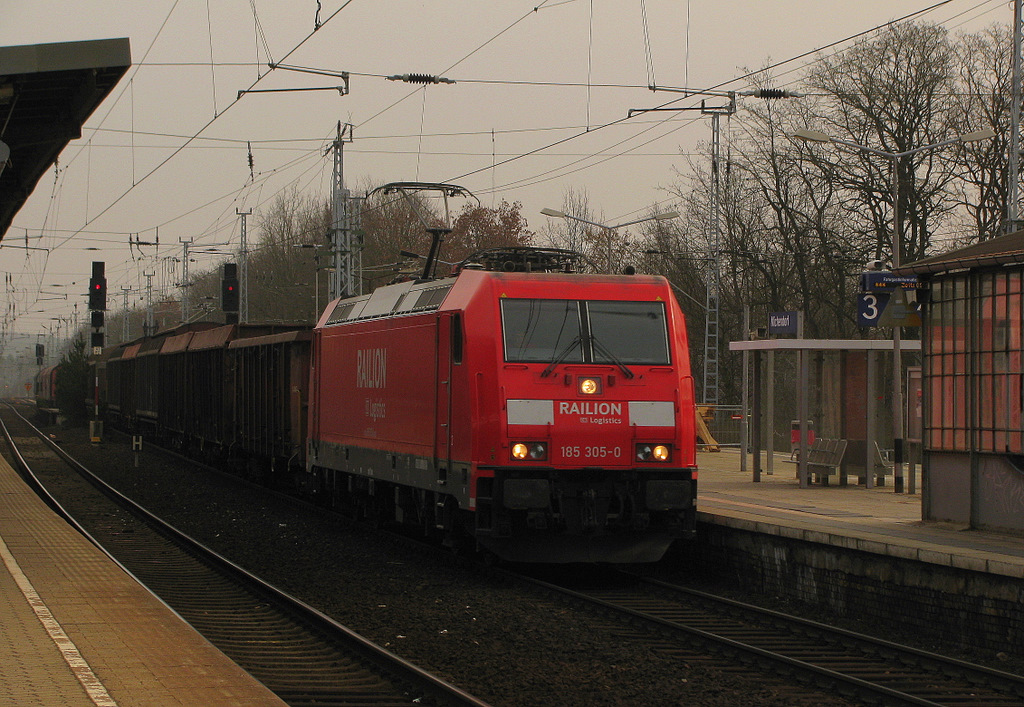 185 305-0 mit einem kurzen G�terzug in Richtung Seddin am 02.04.2011 durch Michendorf.