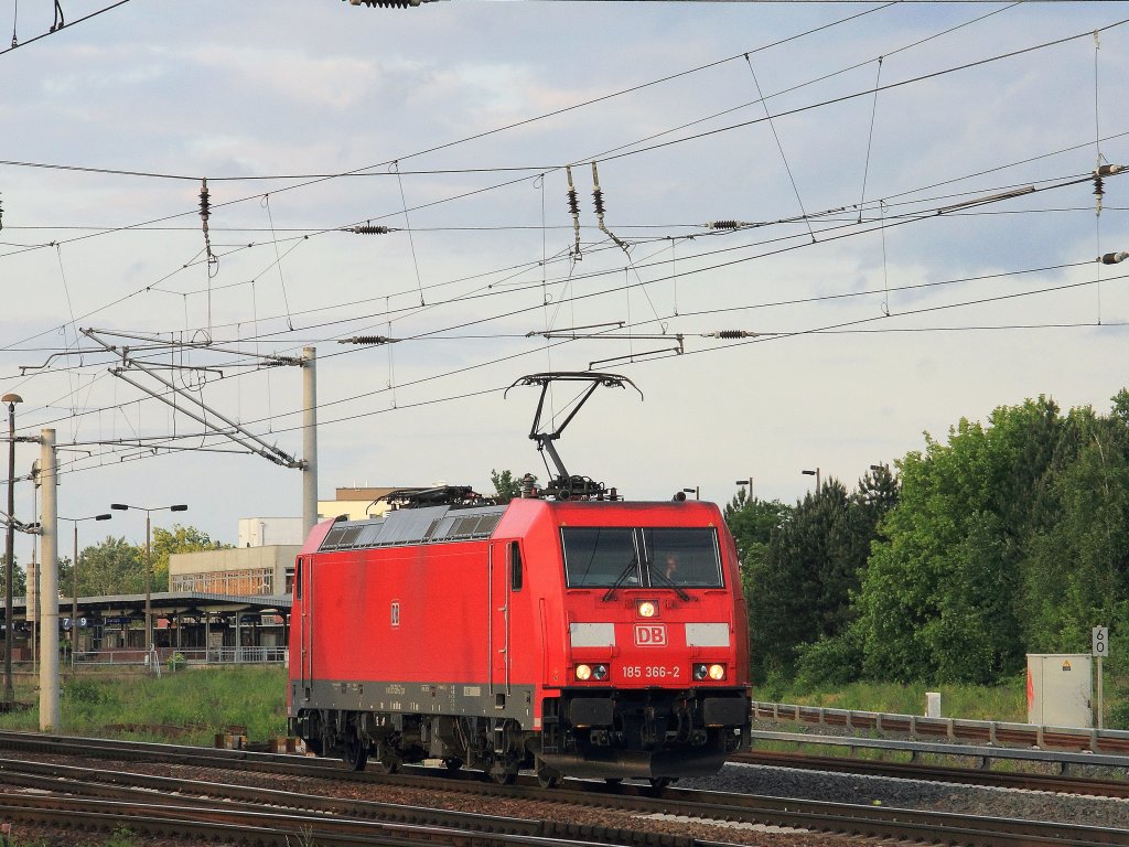 185 366-2 passiert am 02.Juni 2012 als einzelne Lok den Bahnhof Berlin Sch�nefeld Flughafen in Richtung Genshagener Heide. 