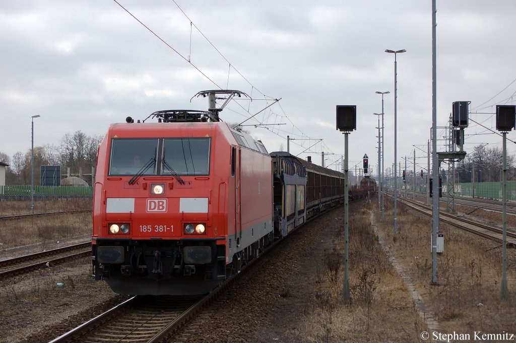 185 381-1 mit einem gemischten GZ bei der Einfahrt in den Bahnhof Rathenow wegen ICE und GZ �berholung. 05.03.2011