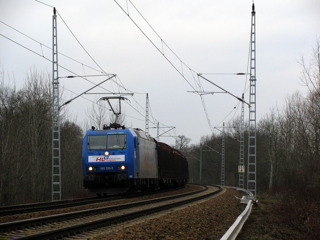 185 510-5 der Pronto-Rail am 13.12.2009 �berraschte uns auch sehr im Osten Calau&acute;s.