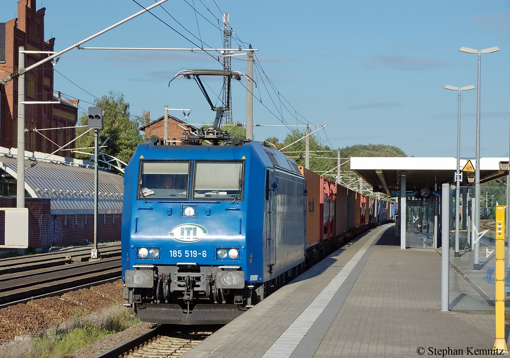 185 519-6 der ITL mit einem Containerzug bei der Einfahrt in den Bahnhof Rathenow, wegen einer ICE �berholung. 12.09.2011