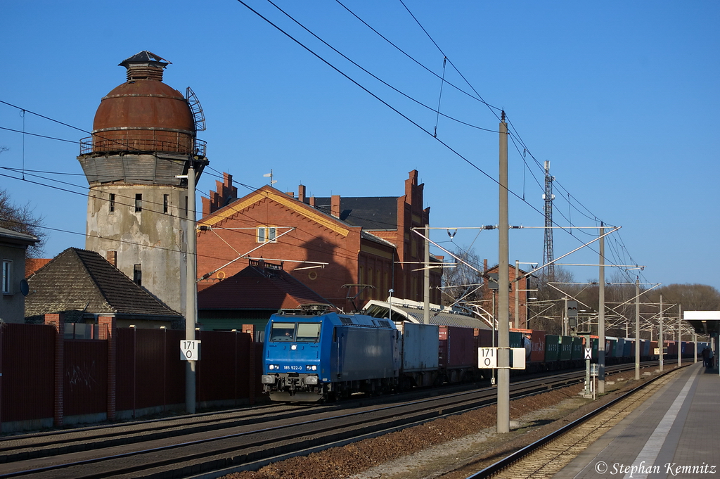 185 522-0 Alpha Trains f�r ITL Eisenbahn GmbH mit einem Containerzug in Rathenow in Richtung Stendal unterwegs. 22.03.2012