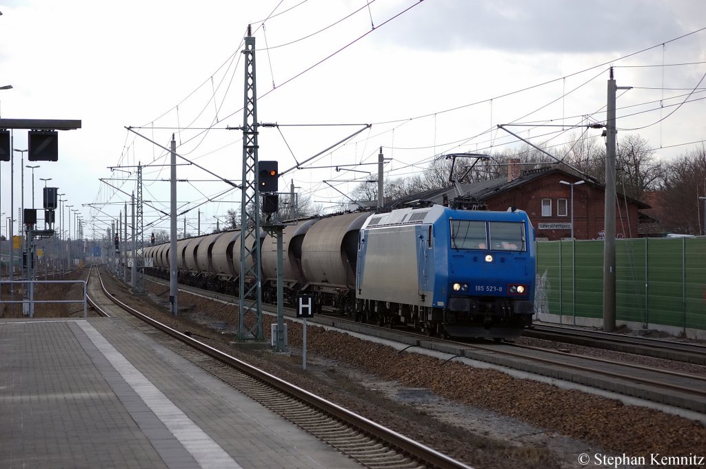 185 523-8 von der Alpha Trains in Dienst f�r die Arcelor-Mittal mit einem Kesselzug, die mit Steinkohlenstaub bef�llt sind, in Rathenow in Richtung Wustermark unterwegs. 11.03.2011