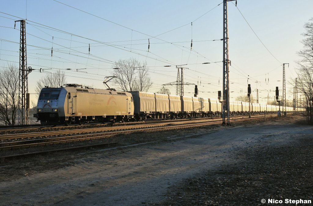 185 531-1 der TXL mit einem  Woodtainerzug  und einem Traum aus Morgenstreiflicht,Saarmund (08.03.11)