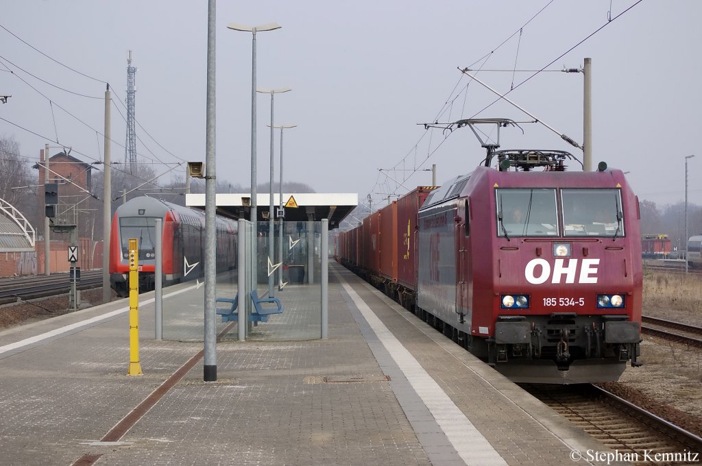 185 534-5 Alpha Trains in Dienst f�r die OHE mit Containerzug in Rathenow in Richtung Stendal unterwegs. 15.03.2011