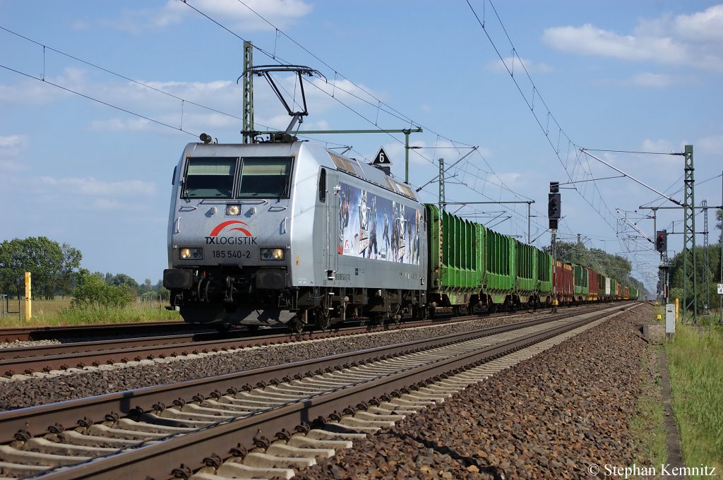 185 540-2  Kassel Huskies  TX Logistik AG im Dienst f�r Raildox GmbH & Co. KG mit einem Holzzug in Friesack(Mark) in Richtung Neustadt(Dosse) unterwegs. 25.05.2011