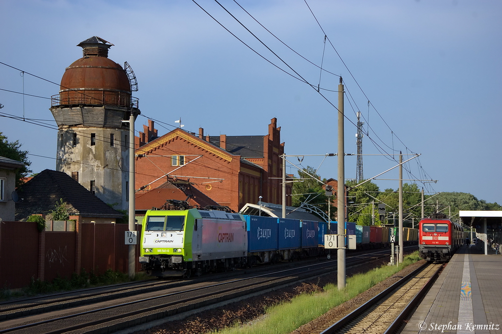 185 541-0 Captrain Deutschland GmbH f�r BCB - Bayerische CargoBahn GmbH mit einem Containerzug in Rathenow und fuhr in Richtung Stendal weiter. 18.06.2012