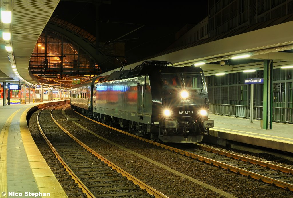 185 547-7 der Press war mit einem aus altem DDR-Wagenmaterial gebildeten Anti-Atomkraft-Sonderzug auf dem Weg nach Stuttgart und wartet am Startbahnhof auf seine Demonstranten,Berlin-Ostbahnhof (11.03.11)