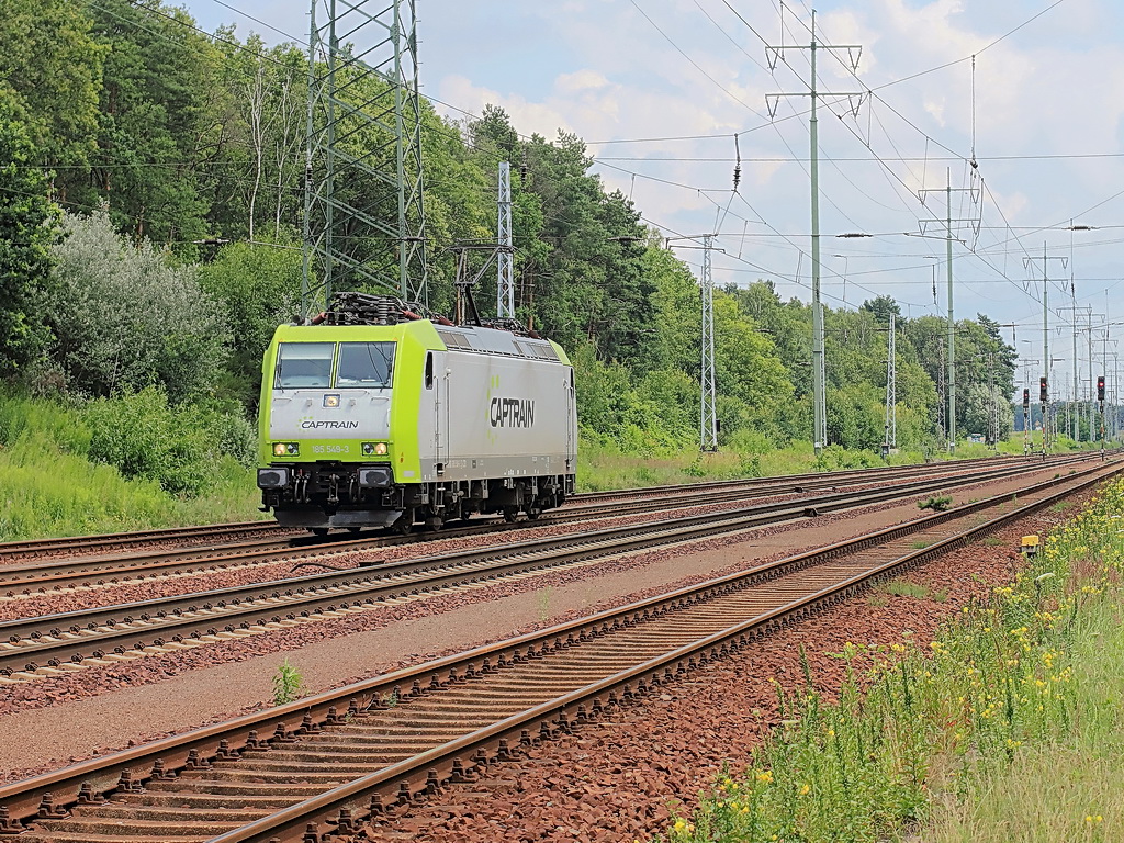 185 549-3 passiert  den s�dlichen Berliner Au�enring bei Diedersdorf am 11. Juli 2012.