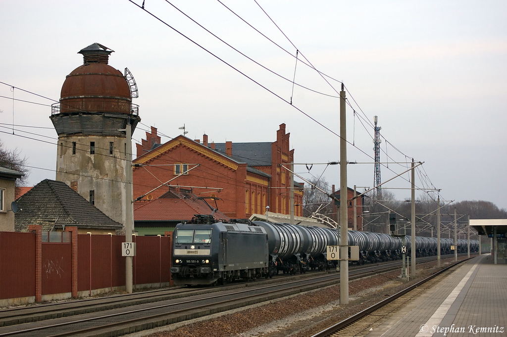 185 551-9 MRCE Dispolok GmbH f�r CFL Cargo Deutschland GmbH mit einem GATX-Kesselzug  Dieselkraftstoff oder Gas�l oder Heiz�l (leicht)  in Rathenow in Richtung Stendal unterwegs. 07.03.2012