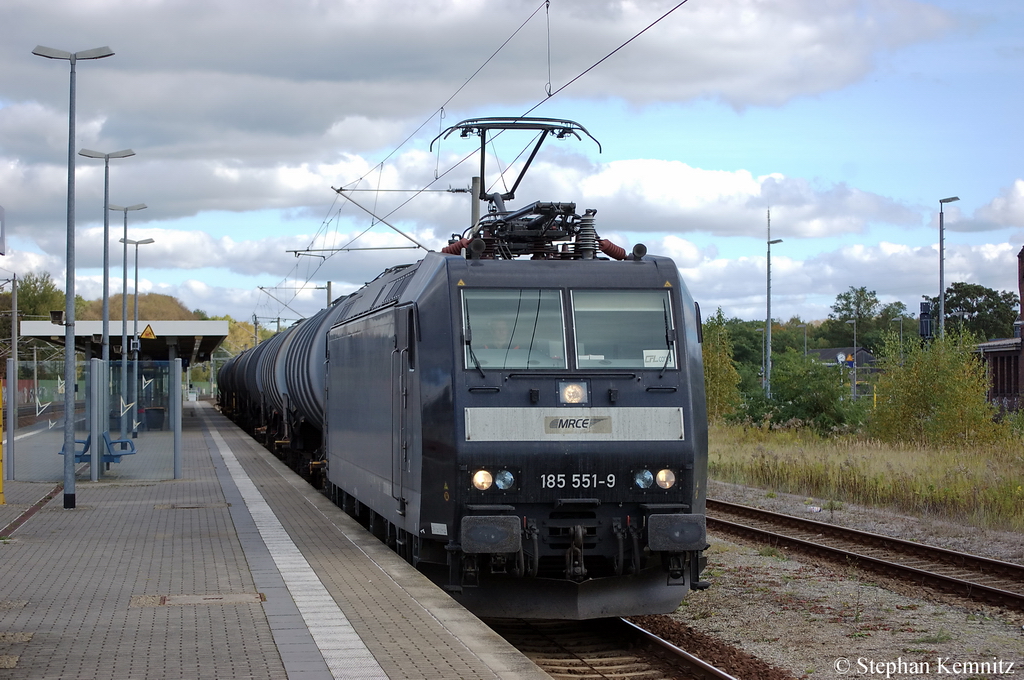 185 551-9 MRCE f�r CFL cargo mit einem Benzin-Kesselzug in Rathenow. 14.10.2011
