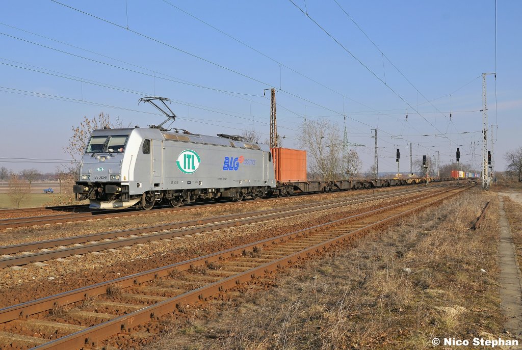185 562-6 der ITL kam mit einem Containerzug durch Saarmund gerollt (01.03.11)