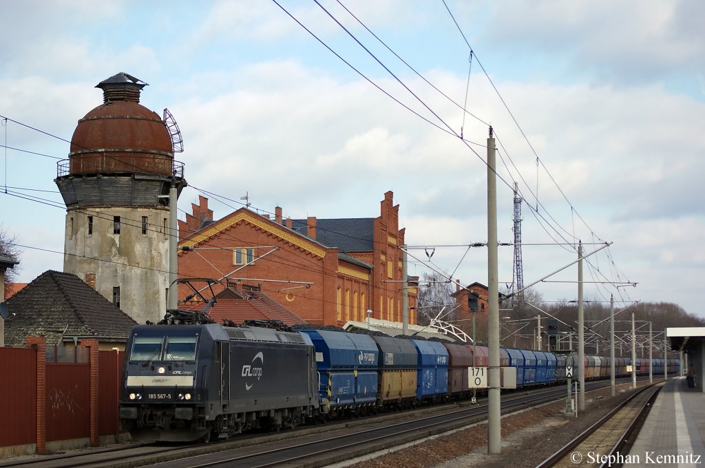 185 567-5 von der MRCE im Dienst f�r die CFL Cargo mit einem PKP-Cargo Falns Ganzzug, der mit Polen Kohle beladen ist, in Rathenow in Richtung Stendal unterwegs. 05.03.2011