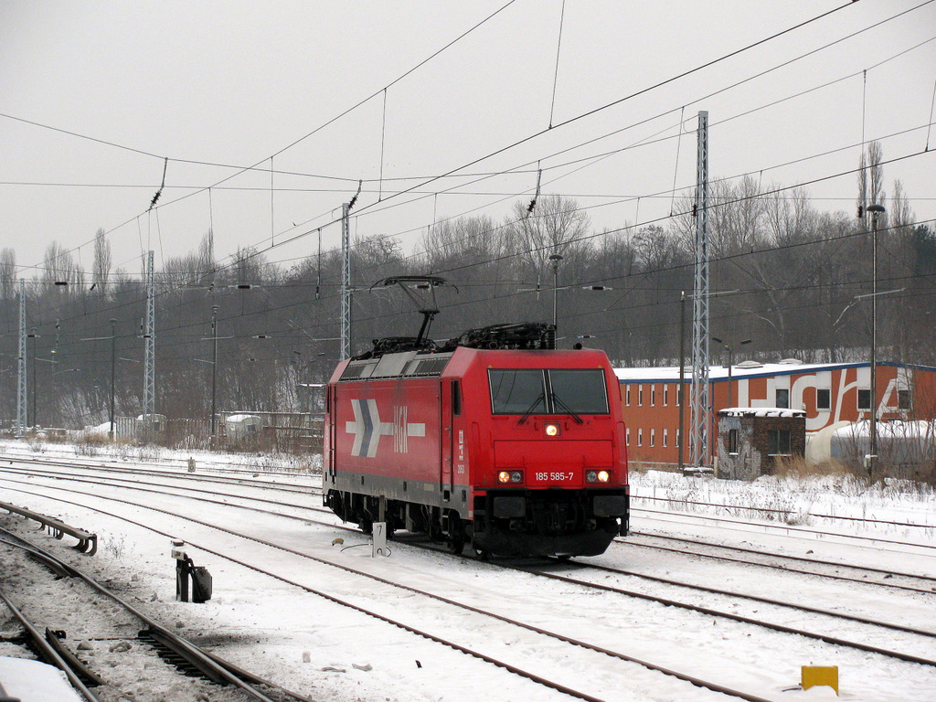 185 585-7 der HGK Lz Richtung Gesundbrunnen an der Greifswalder Str. am 16.01.2010.
