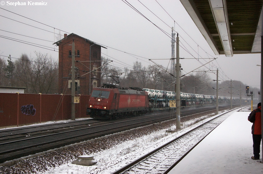 185 596-4  Suzy  Beacon Rail Leasing Ltd f�r Crossrail AG mit einem Fiat 500 Autotransportzug in Rathenow und fuhr in Richtung Stendal weiter. 22.12.2012