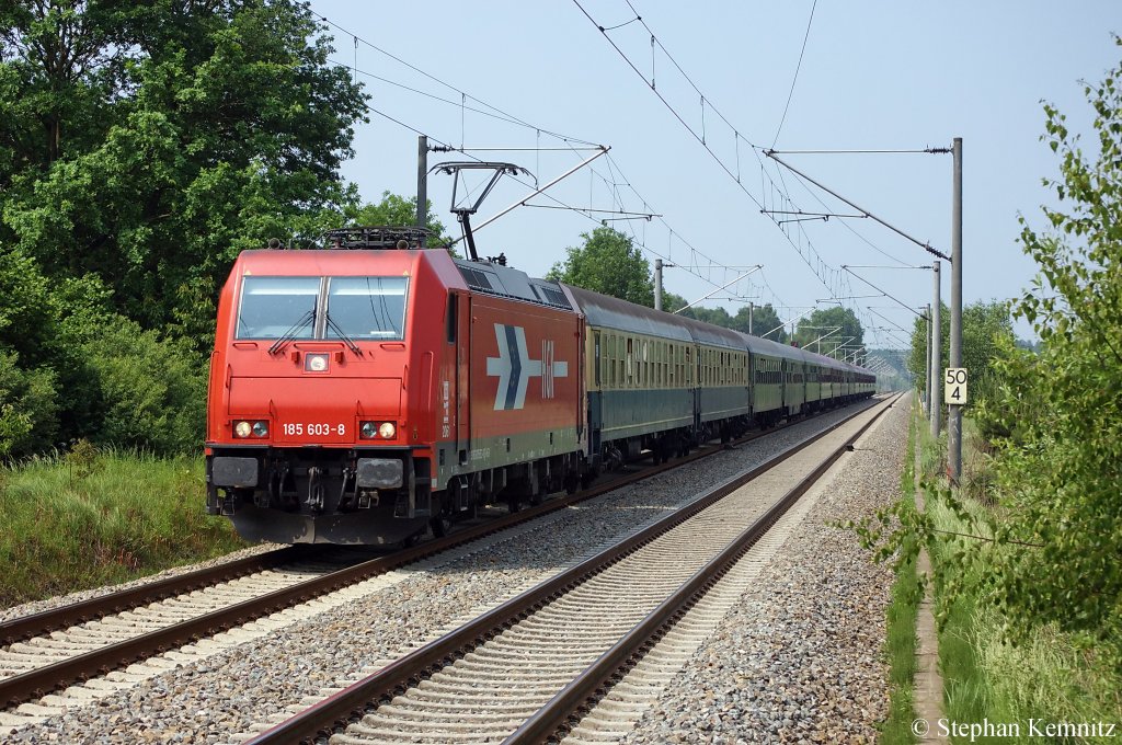 185 603-8 (HGK 2061) mit dem DFB-Pokal Fu�ballsonderzug DPF 1762 von Duisburg Hbf nach Berlin-Charlottenburg in G�tz. 21.05.2011