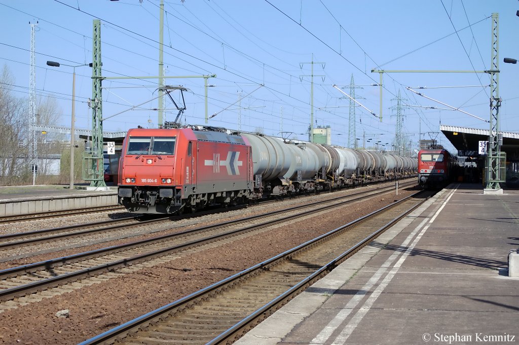 185 604-6 (HGK 2062) mit Kesselzug in Berlin-Sch�nefeld Flughafen. Am Bahnsteig 3 steht MEG 606 (143 864-7) mit dem RE7 (RE 18723) nach Dessau Hbf. 09.04.2011
