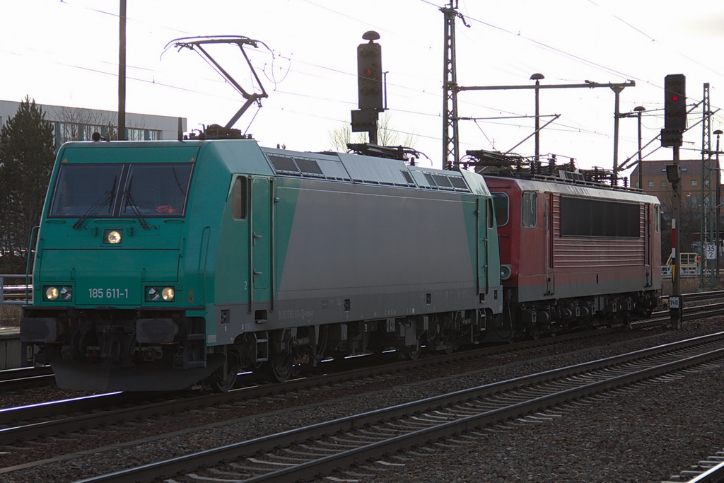 185 611-1 mit einer BR 155 (155 024-x) im Schlepp bei der Durchfahrt durch den Bahnhof  Berlin Sch�nefeld Flughafen am 15. Januar 2012 Richtung Berlin.