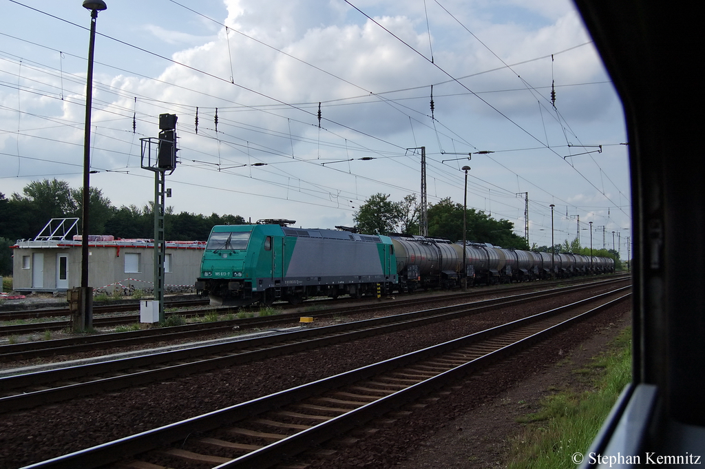 185 613-7 ATC im Dienst f�r DB Schenker Rail Deutschland AG steht mit einem Kesselzug, die mit geschmolzen Schwefel bef�llt sind, in Priort abgestellt. Dieses Foto machte ich aus einem fahrend Zug raus. 11.07.2011