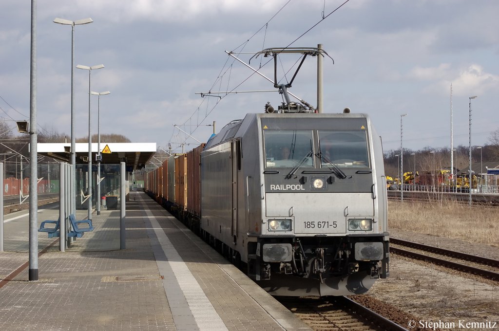 185 671-5 von der Railpool in Dienst f�r die OHE mit einem Containerzug in Rathenow in Richtung Stendal unterwegs. 11.03.2011