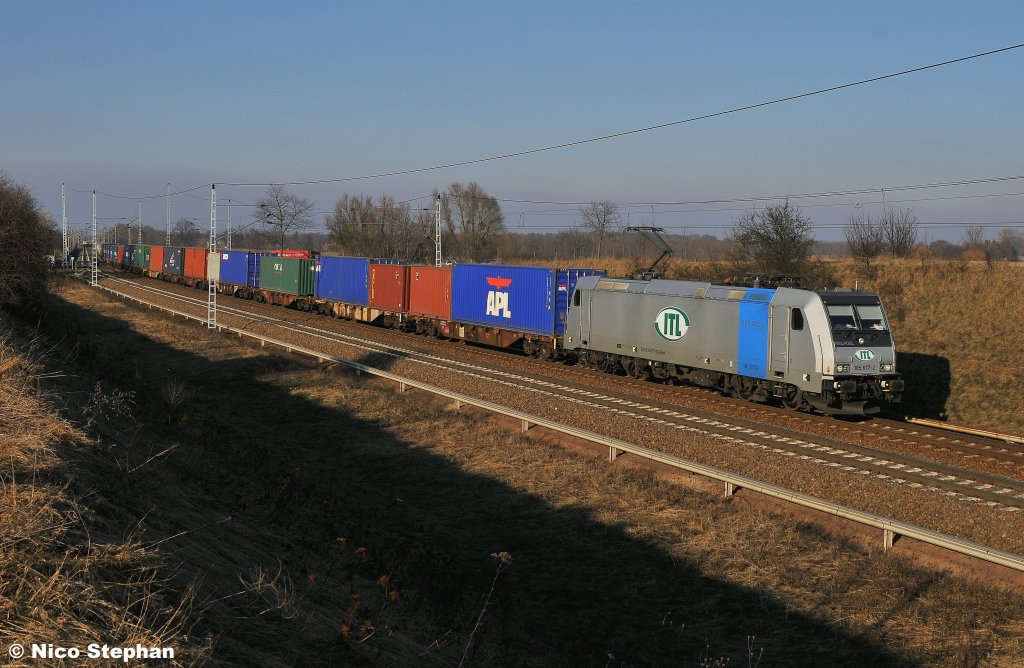 185 677-2 von ITL m�hte sich mit einem langen Containerzug am B� 72 bei Priort vorbei (02.03.11)