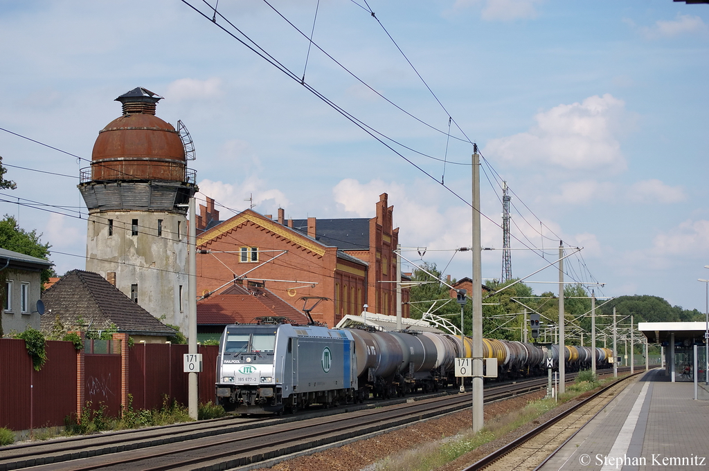 185 677-2 Railpool im Dienst f�r die ITL Eisenbahn GmbH mit Kesselzug in Rathenow Richtung Stendal unterwegs. 06.08.2011