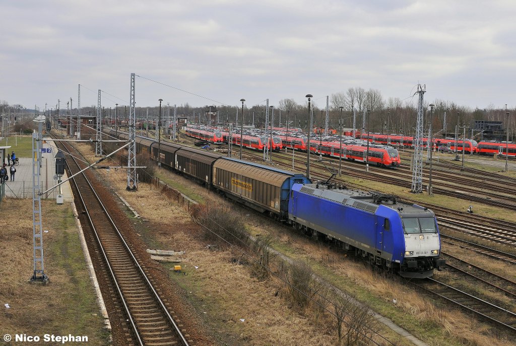185-CL 001 rollt mit einem Schiebewandwagenzug am Haltepunkt Elstal vorbei (07.02.11)