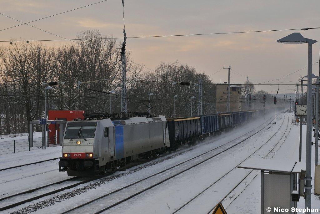 186 108-7 von RTC hatte eine Fuhre offener Wagen durch die winterliche Landschaft von Saarmund zu ziehen (04.01.11)