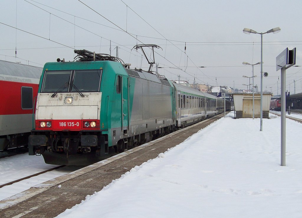186 135-0 f�hrt gerade mit dem  Berlin-Warszawa-Express  aus dem Bahnhof von Berlin Lichenberg aus. Seine Reise began in Warschau. 24.01.2010
