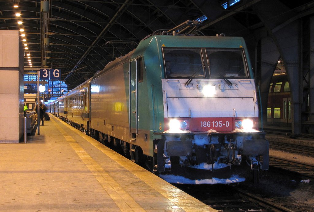 186 135-0 steht hier mit dem EC 47 nach Warszawa Wschodnia in Berlin Ostbahnhof zur Abfahrt bereit. Aufgrund von Warten auf Anschlussfahrg�sten aus dem ICE aus Richtung K�ln/Bonn, hatte der EC eine Versp�tung von ca. 30 Minuten. 13.02.2010 