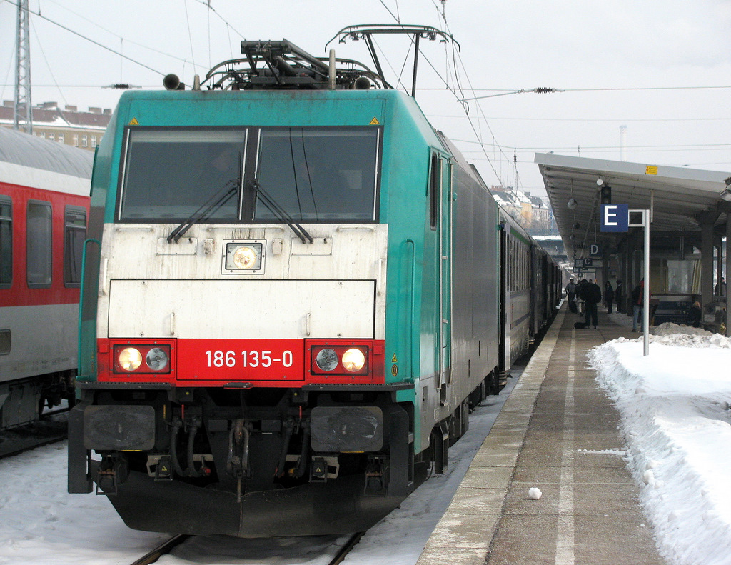 186 135-0 steht mit ihrem BWE nach Berlin Gesundbrunnen nach TF-Tausch zur Abfahrt bereit am 24.01.2010 in Berlin Lichtenberg.