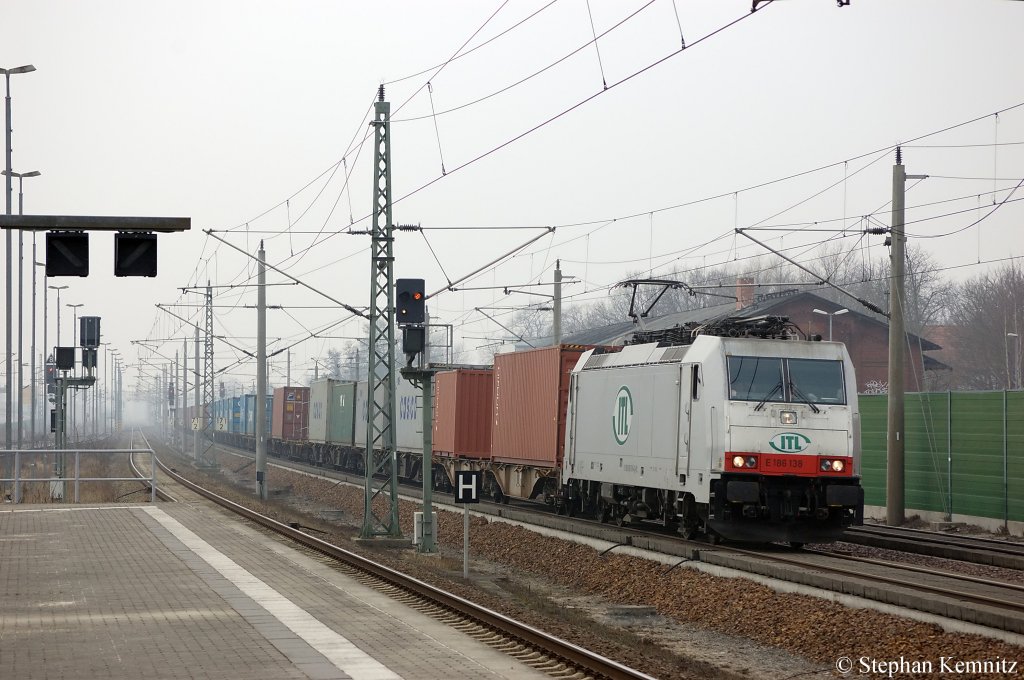 186 138-4 CB-Rail in Dienst f�r die ITL mit Containerzug in Rathenow in Richtung Wustermark unterwegs. 15.03.2011 