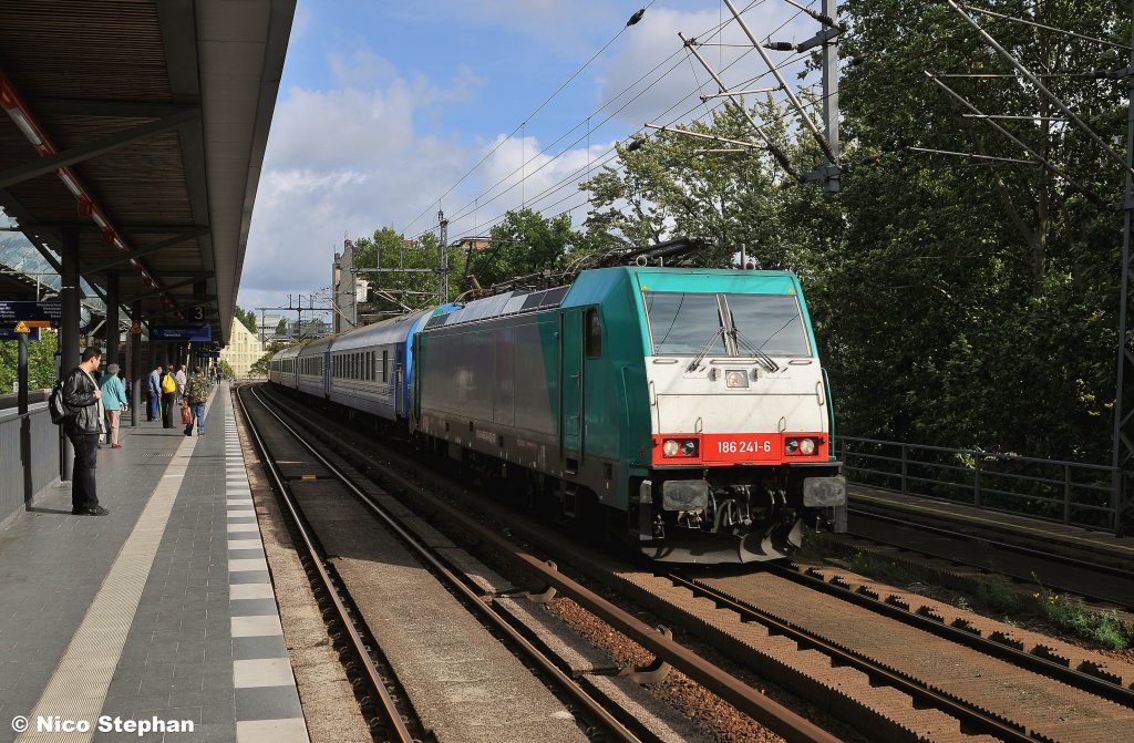 186 241-6 kam mit dem Leerpark des D444 um die Ecke gefahren,S-Bhf Tiergarten (18.09.10)