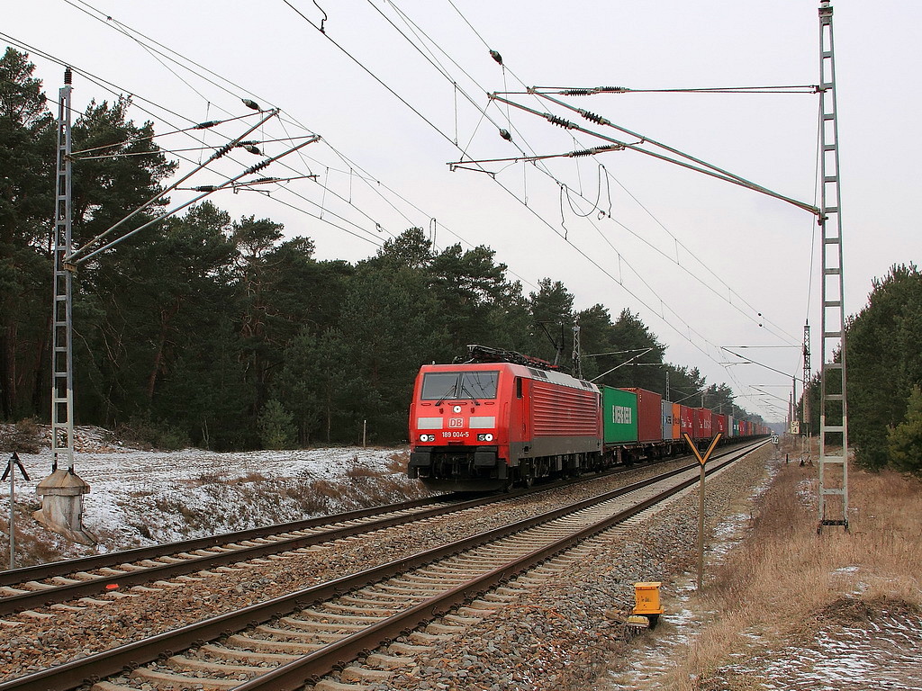 189 004-5 mit einem G�terzug am Haken kurz vor dem Bahn�bergang in Klein Ziescht in Richtung Dresden. 