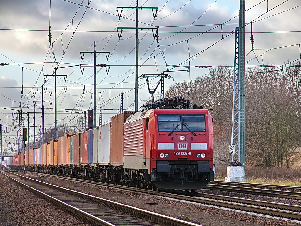 189 006-0 dann am 10. Janaur 2012 mit einem Containerzug am 09. Januar 2012 auf dem s�dlichen Berliner Au�enring in Diedersdorf in Richtung Berlin. 