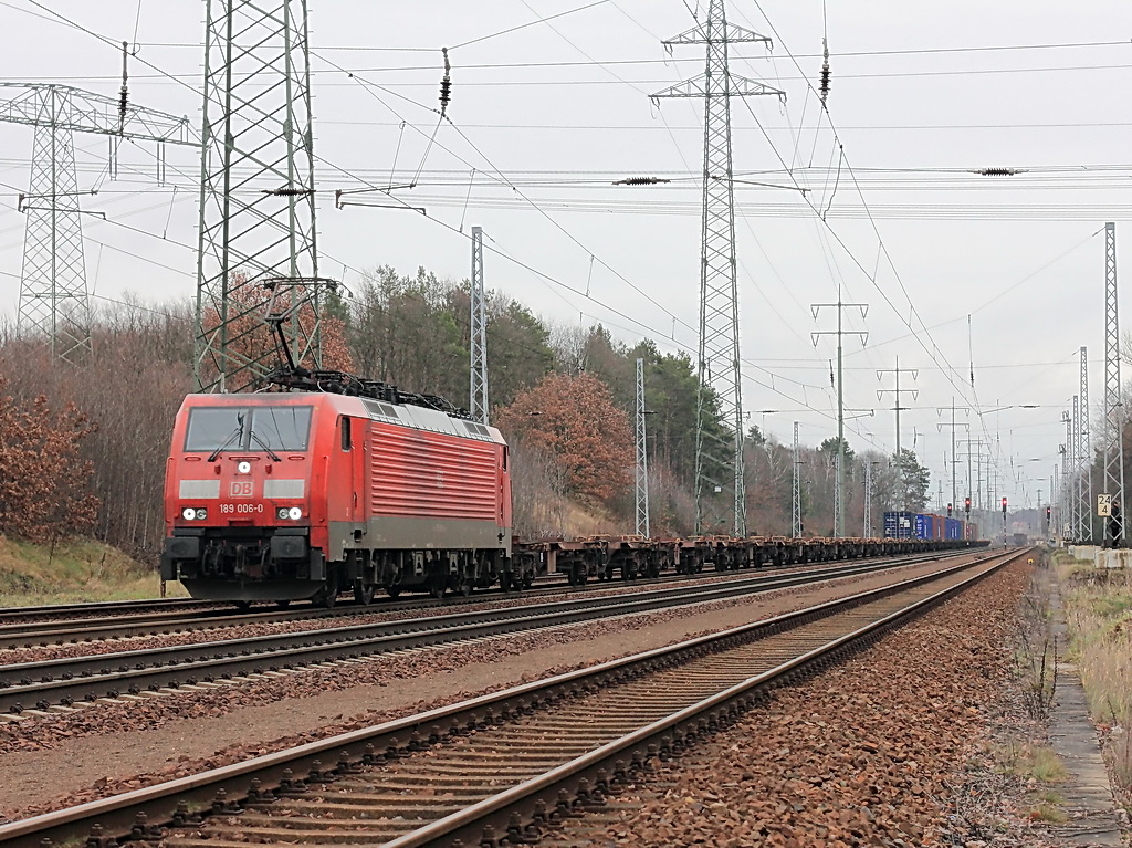 189 006-0 mit einem gemischten G�terzug am 09. Januar 2012 auf dem s�dlichen Berliner Au�enring in Diedersdorf in Richtung Berlin. 