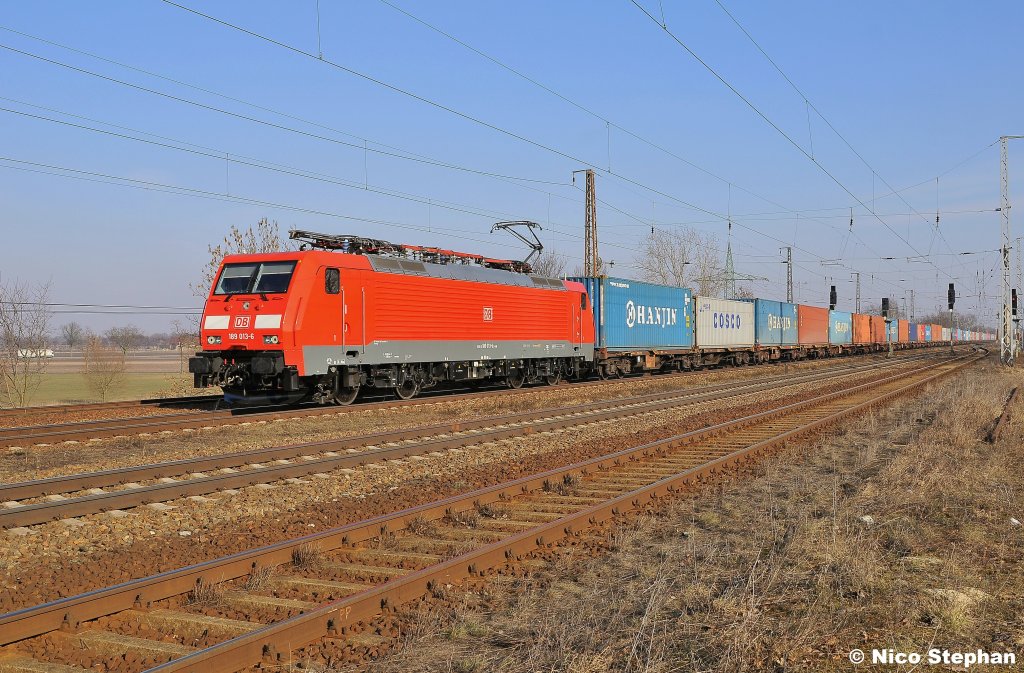 189 013-6 kam in gl�nzendem Outfit und einem Containerzug zur Nordsee daher,hier in Saarmund (01.03.11)