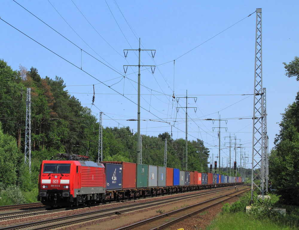189 013-6 kommt hier mit einem Containerzug aus Richtung Dresden und wird ihn weiter nach Hamburg fahren. Hier sieht man den Zug in Diedersdorf. 02.06.2011