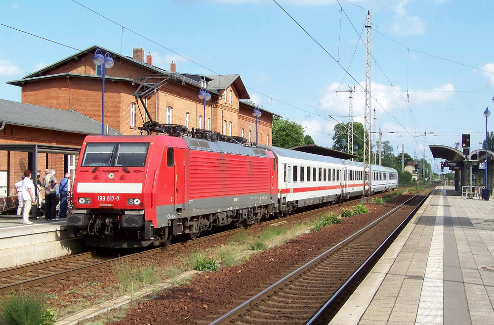 189 017-7 f�hrt hier gerade mit dem EC340  Wawel  (Krakow Glowny - Berlin Hbf) in den Bahnhof von L�bben/Spreewald ein.